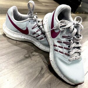 Nike Women's Athletic Shoes - White and Maroon